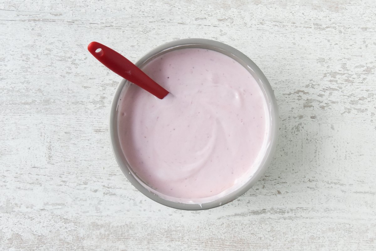 Mezclamos las fresas trituradas con la nata montada