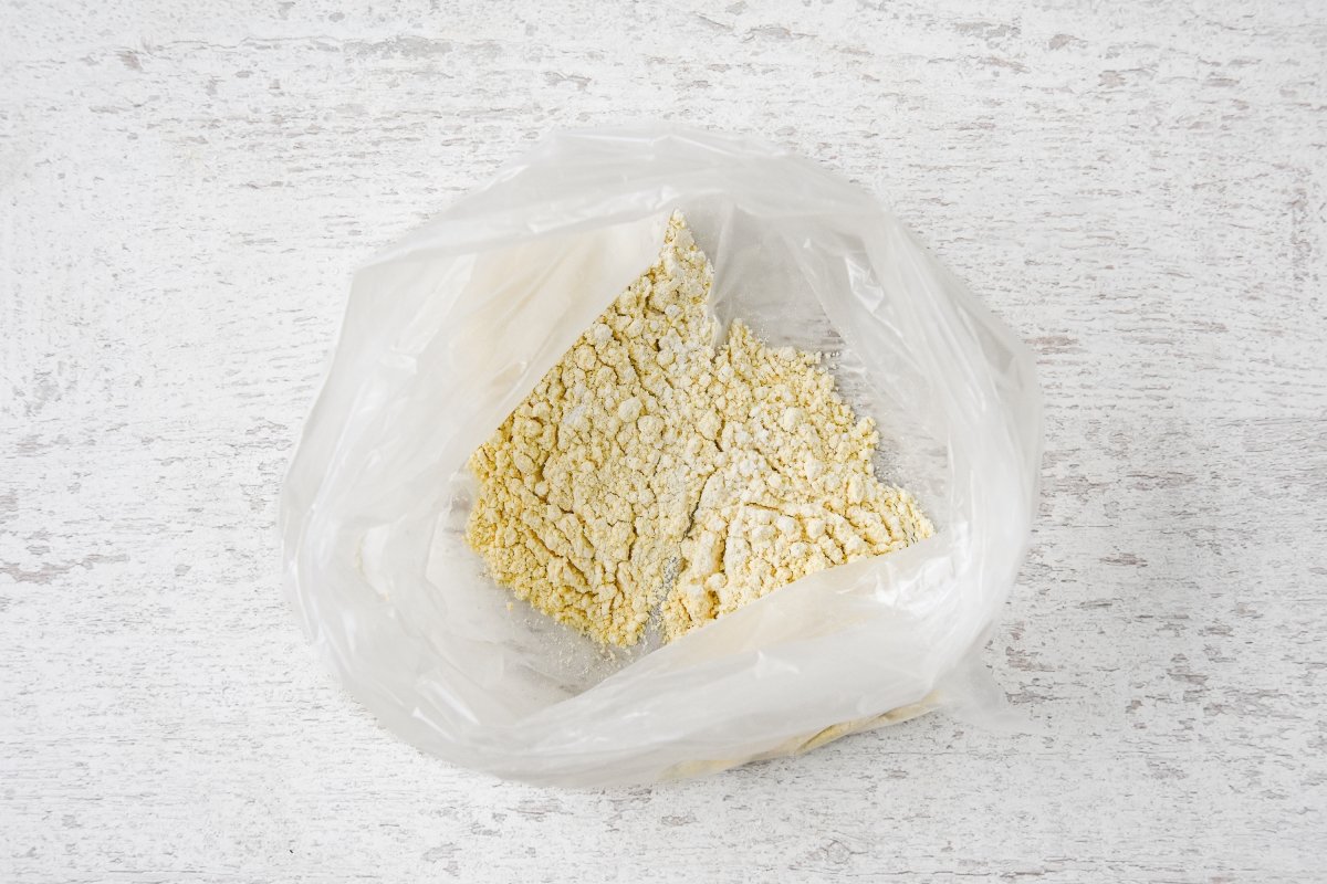 Mezclamos las harinas con la sal