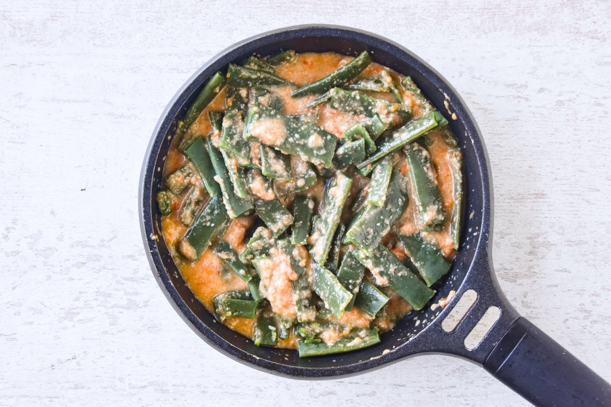 Mezclamos las judías con la salsa triturada