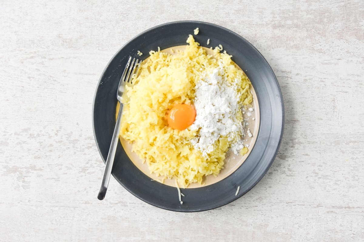 Mezclamos las patatas aplastadas con la yema, la maicena y la harina de arroz