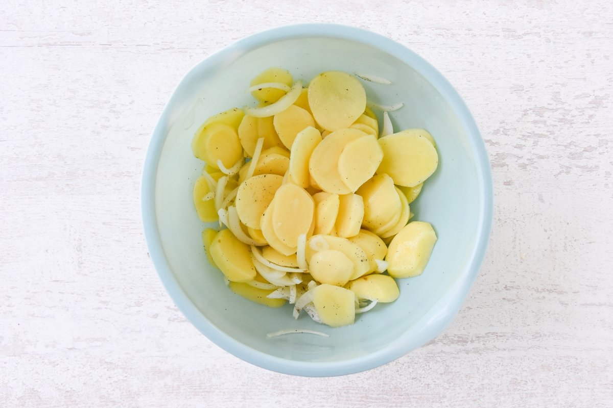 Mezclamos las patatas condimentadas