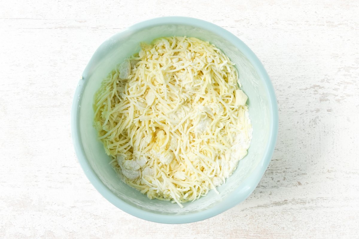 Mezclamos las patatas ralladas con el puré y la harina