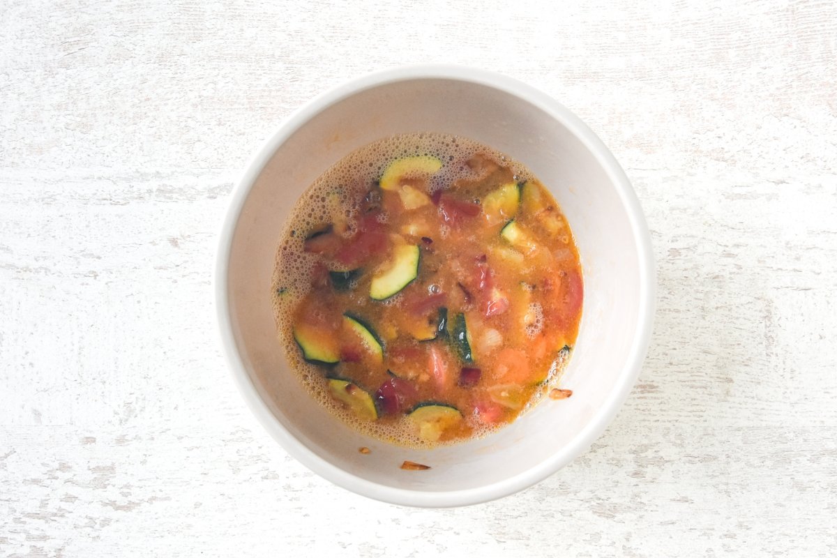 Mezclamos las verduras con los huevos batidos