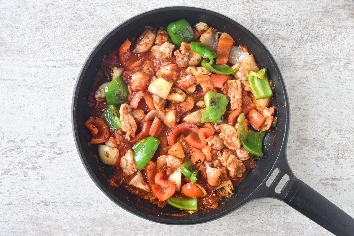 Mezclamos las verduras salteadas con el pollo