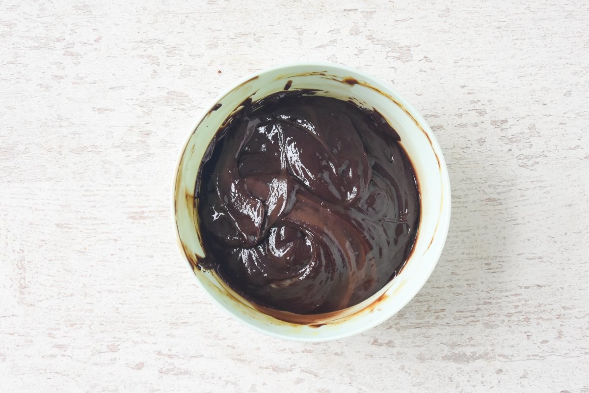 Mezclamos las yemas con el chocolate