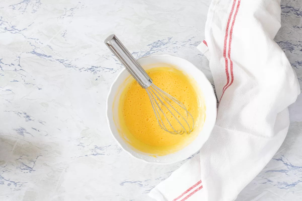 Crema catalana casera 4 Mezclamos las yemas de la crema catalana casera *