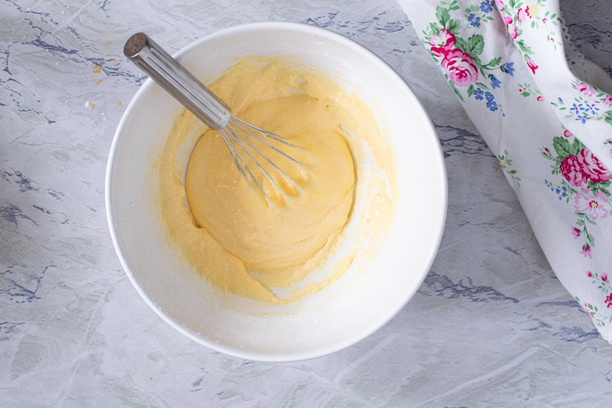 mezclamos las yemas de la crema del milhojas de crema pastelera