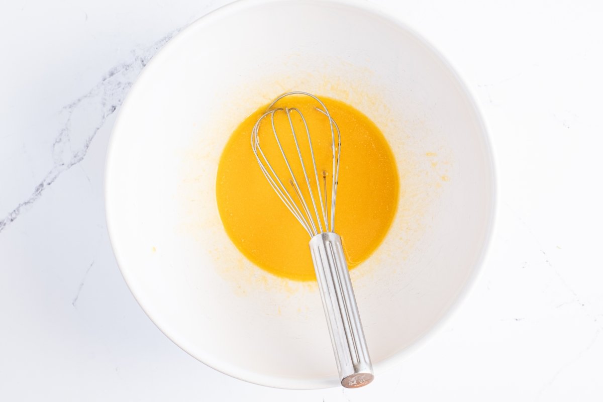 Mezclamos las yemas de los aebleskiver