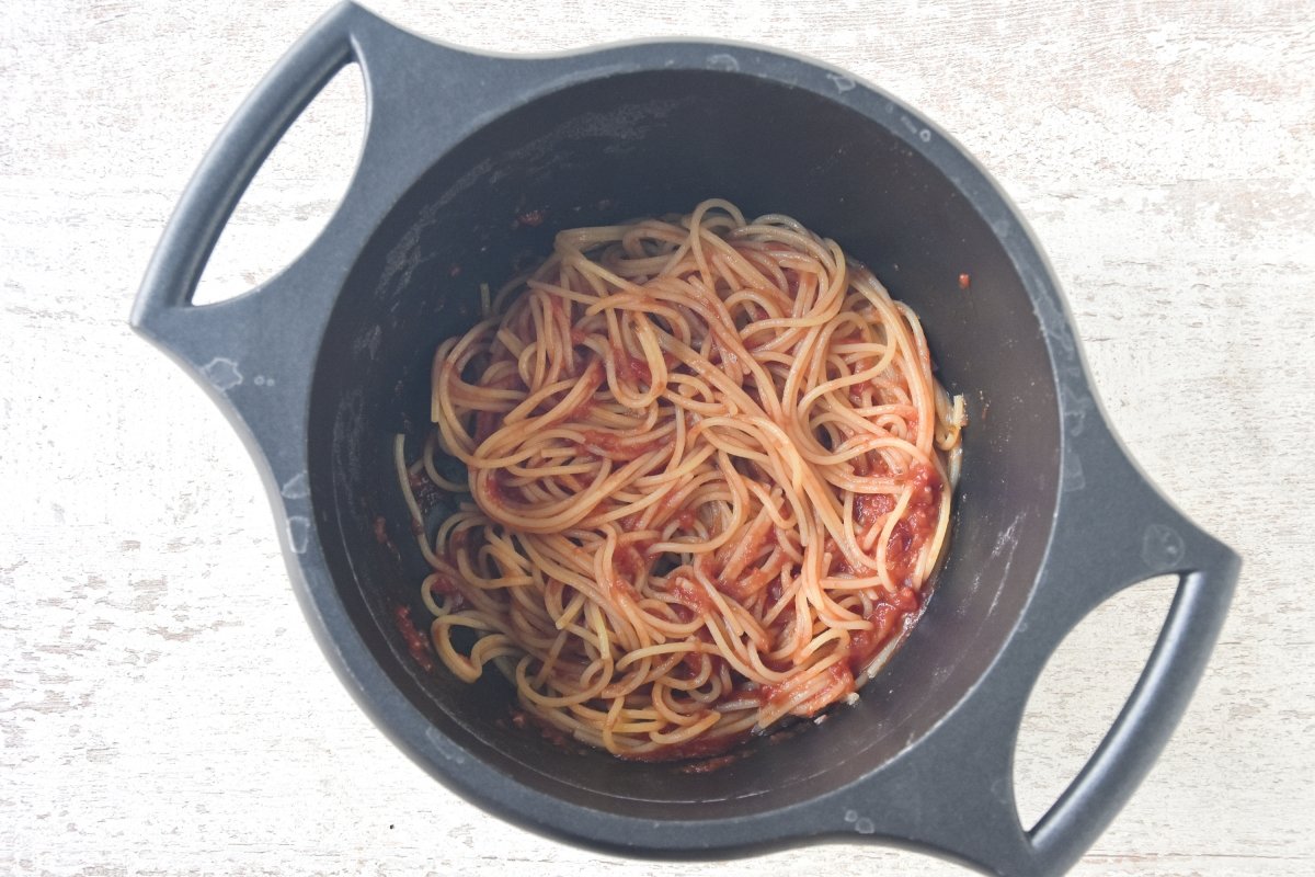 Mezclamos los espaguetis con el resto de la salsa de tomate