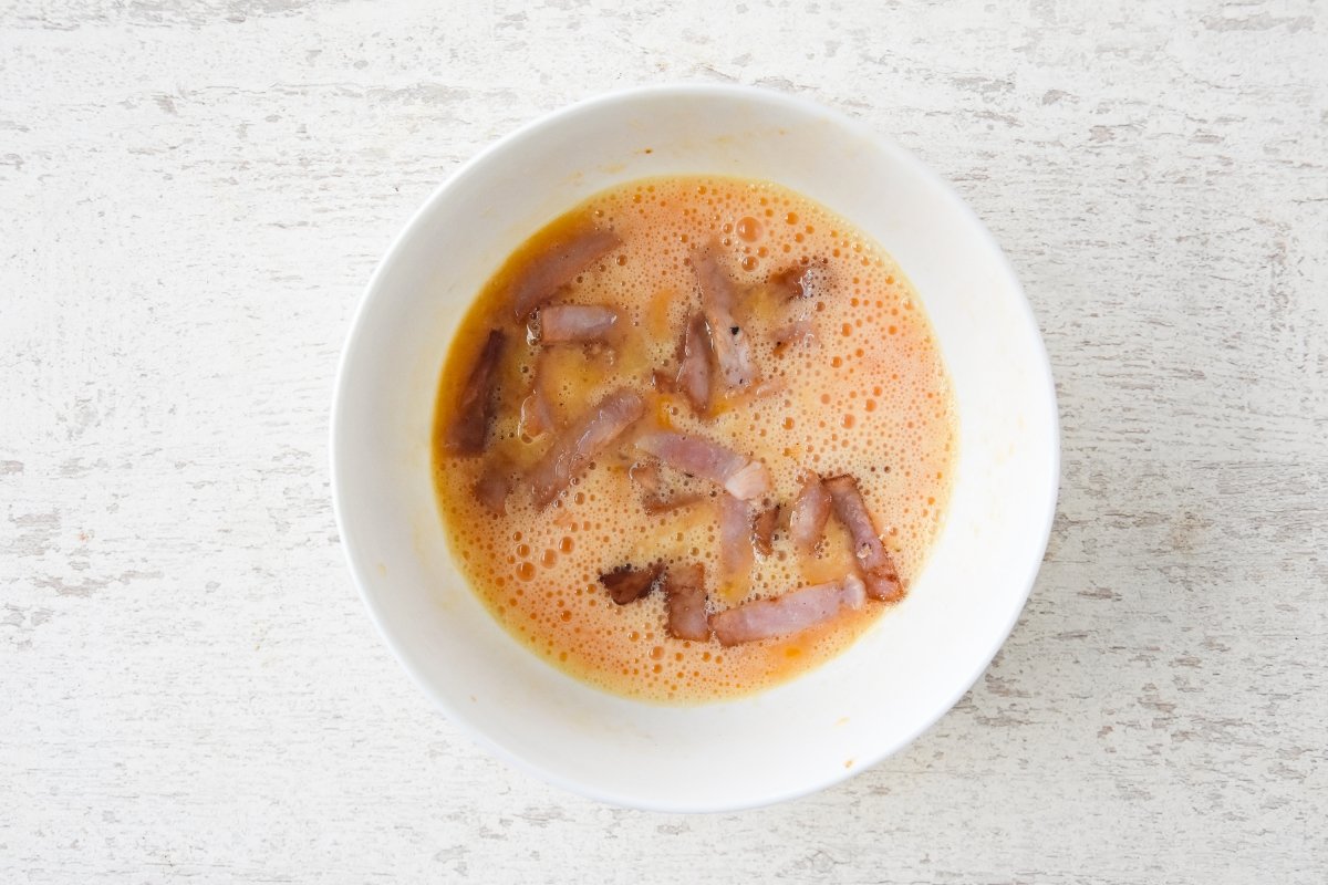Mezclamos los huevos con el jamón