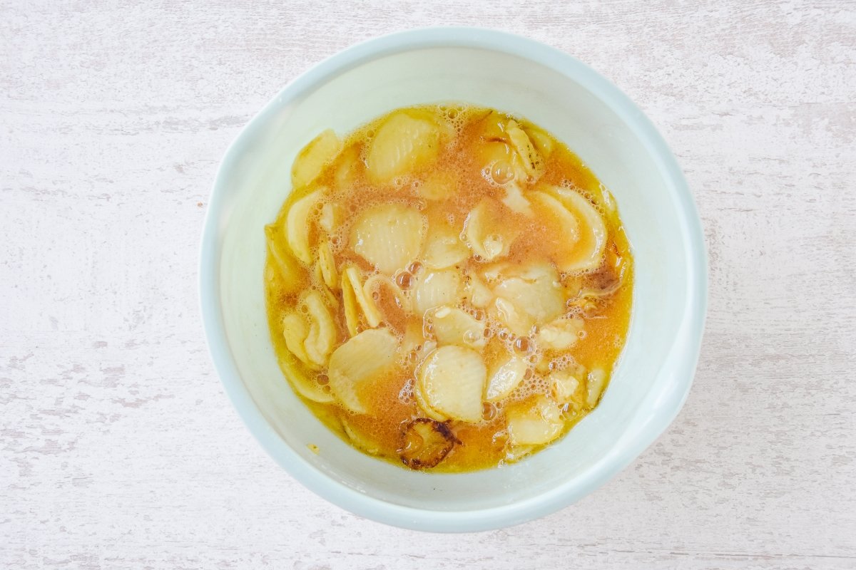 Mezclamos los huevos con la cebolla y las patatas