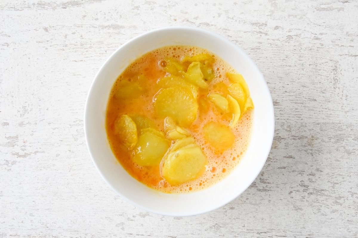 Mezclamos los huevos con las patatas