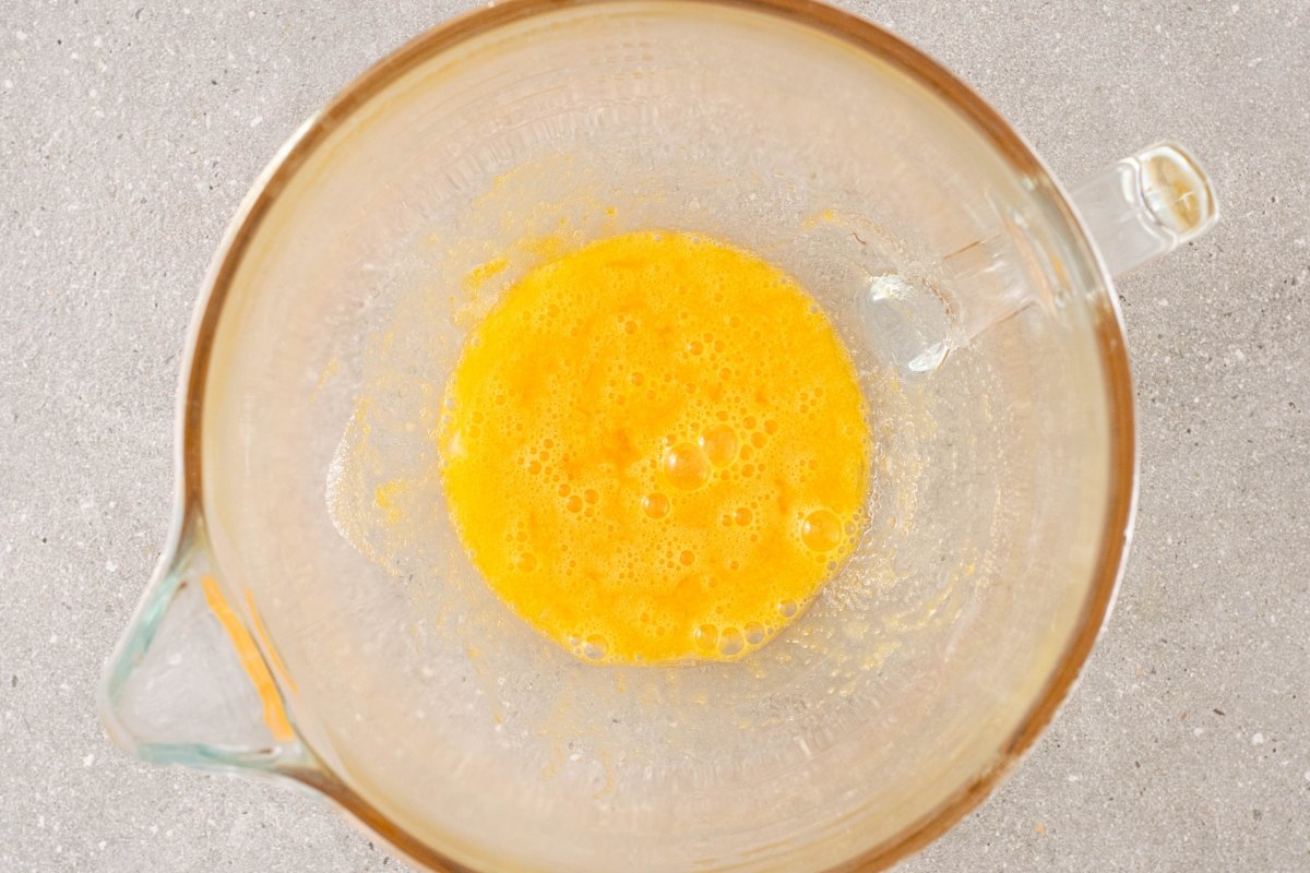 Mezclamos los huevos y el azúcar del panettone