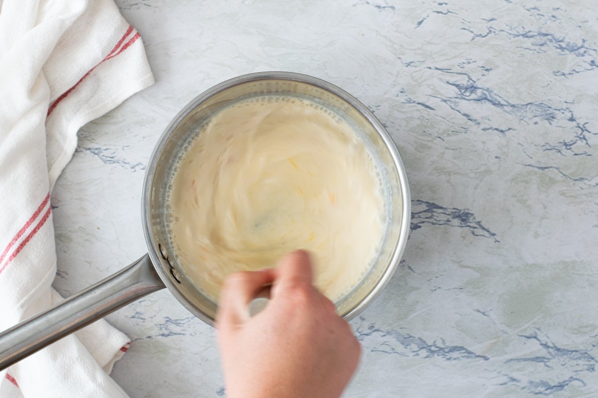 Mezclamos los ingredientes de la crema de la tarta de manzana y hojaldre con crema pastelera