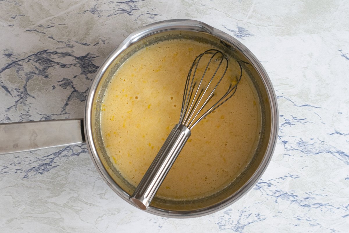 Mezclamos los ingredientes de la crema de limón o lemon curd