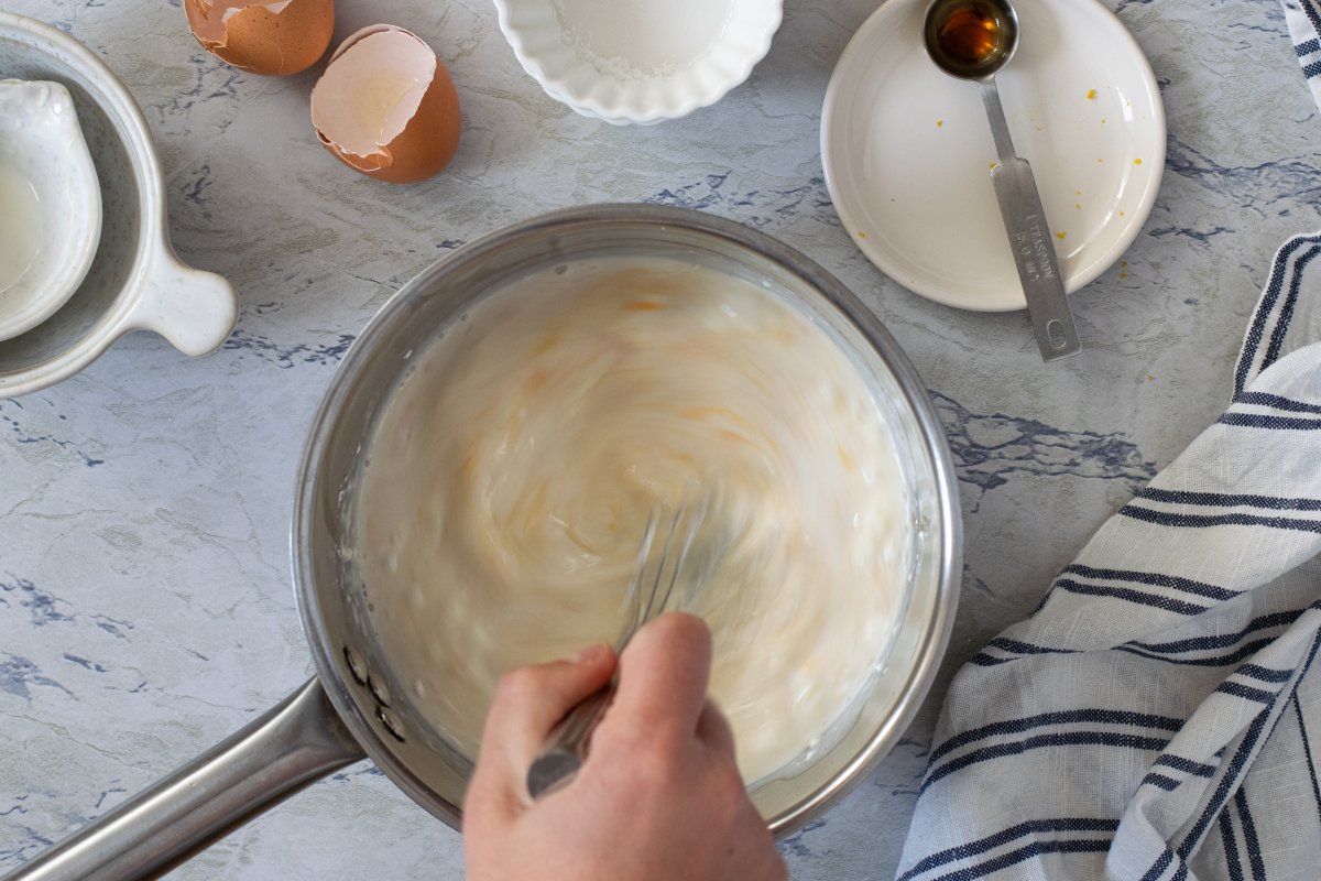 Mezclamos los ingredientes de la crema del pastel vasco