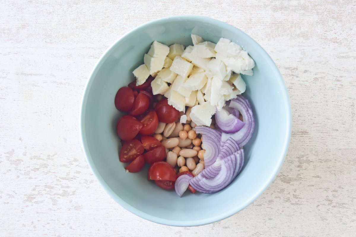 Mezclamos los ingredientes de la ensalada de legumbres en un cuenco