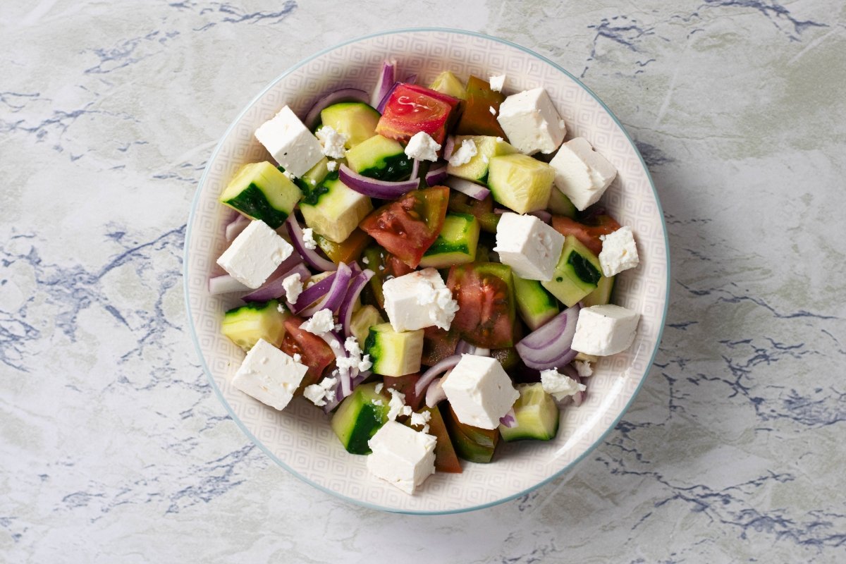 Mezclamos los ingredientes de la ensalada griega