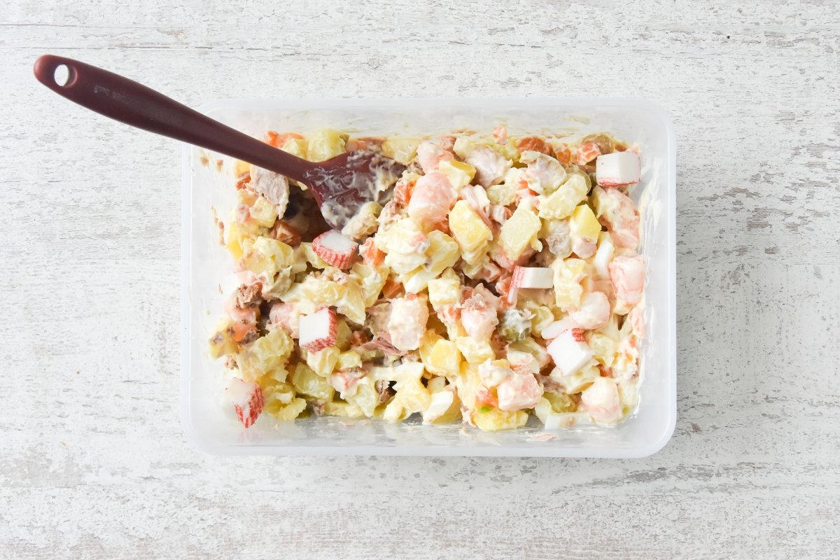 Mezclamos los ingredientes de la ensaladilla de marisco