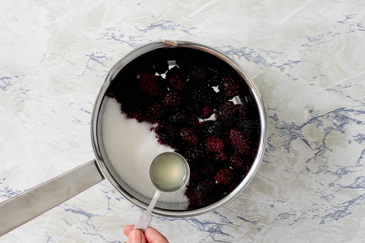 Combine the ingredients for the blackberry jam