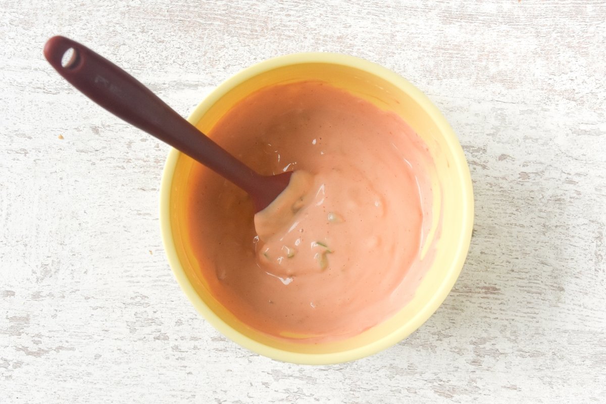 Mezclamos los ingredientes de la salsa mil islas