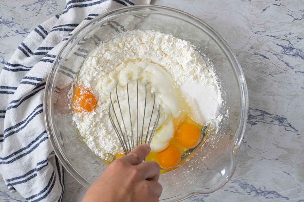 Mezclamos los ingredientes de la tarta de yogur griego