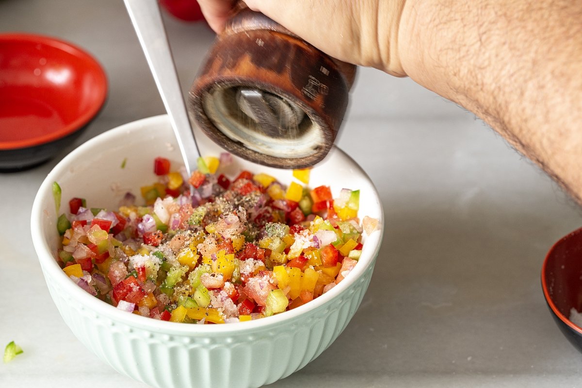 Mezclamos los ingredientes de la vinagreta brasileña