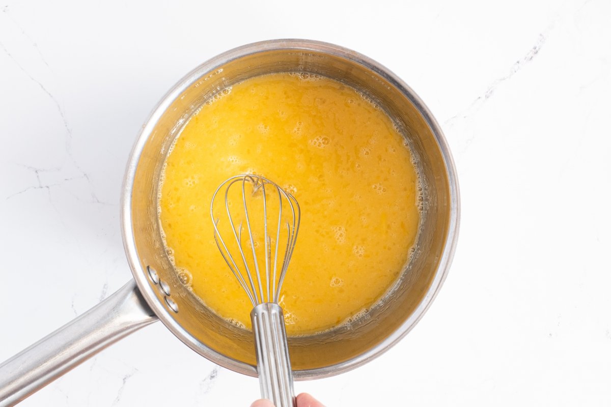 Mezclamos los ingredientes de la yema pastelera de la tarta capuchina