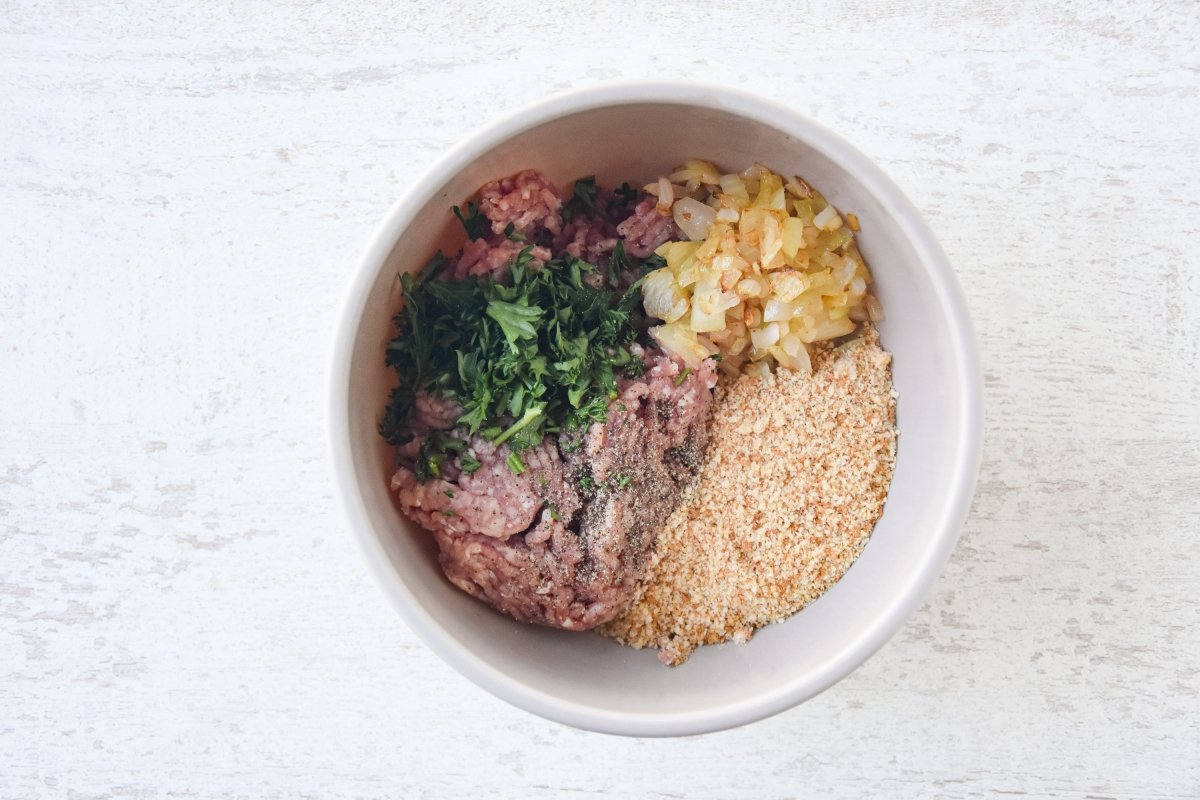 Mezclamos los ingredientes de las albóndigas de cordero