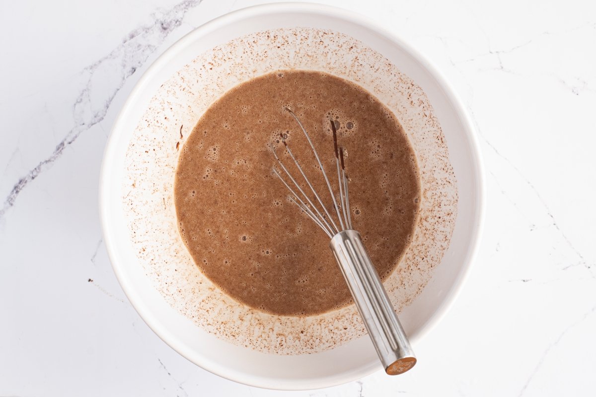 Mezclamos los ingredientes líquidos de los gofres de chocolate