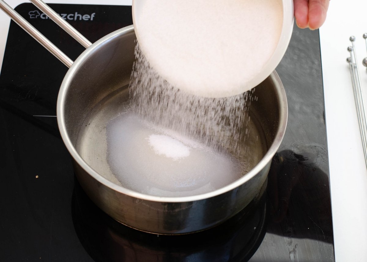 Mezclamos los ingredientes para hacer jarabe de azúcar o de goma