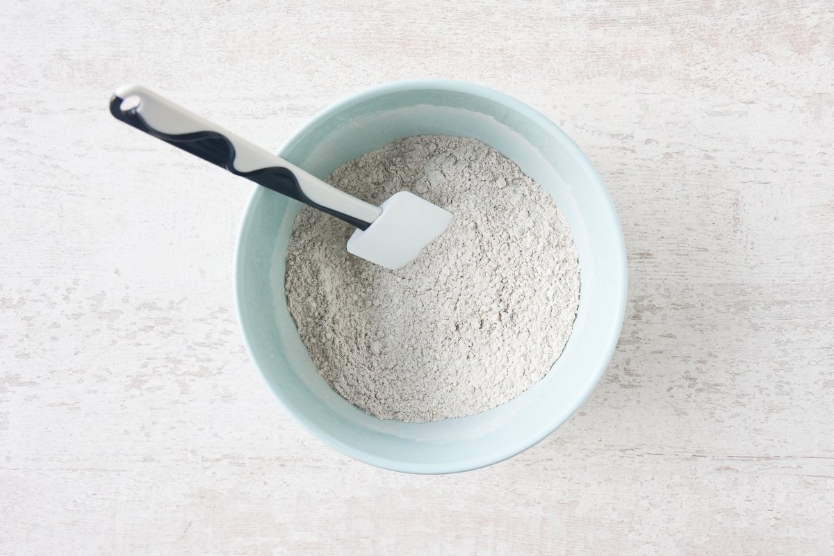 Mezclamos los ingredientes secos con una espátula