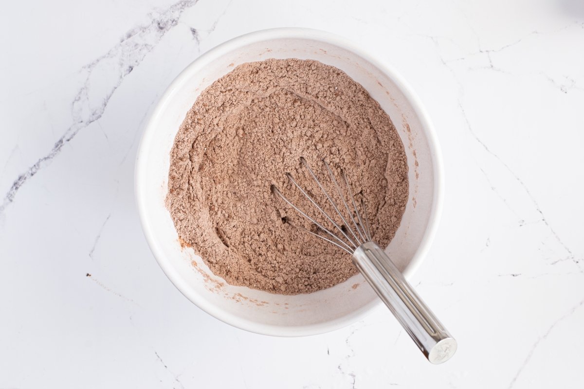 Mezclamos los ingredientes secos de los gofres de chocolate