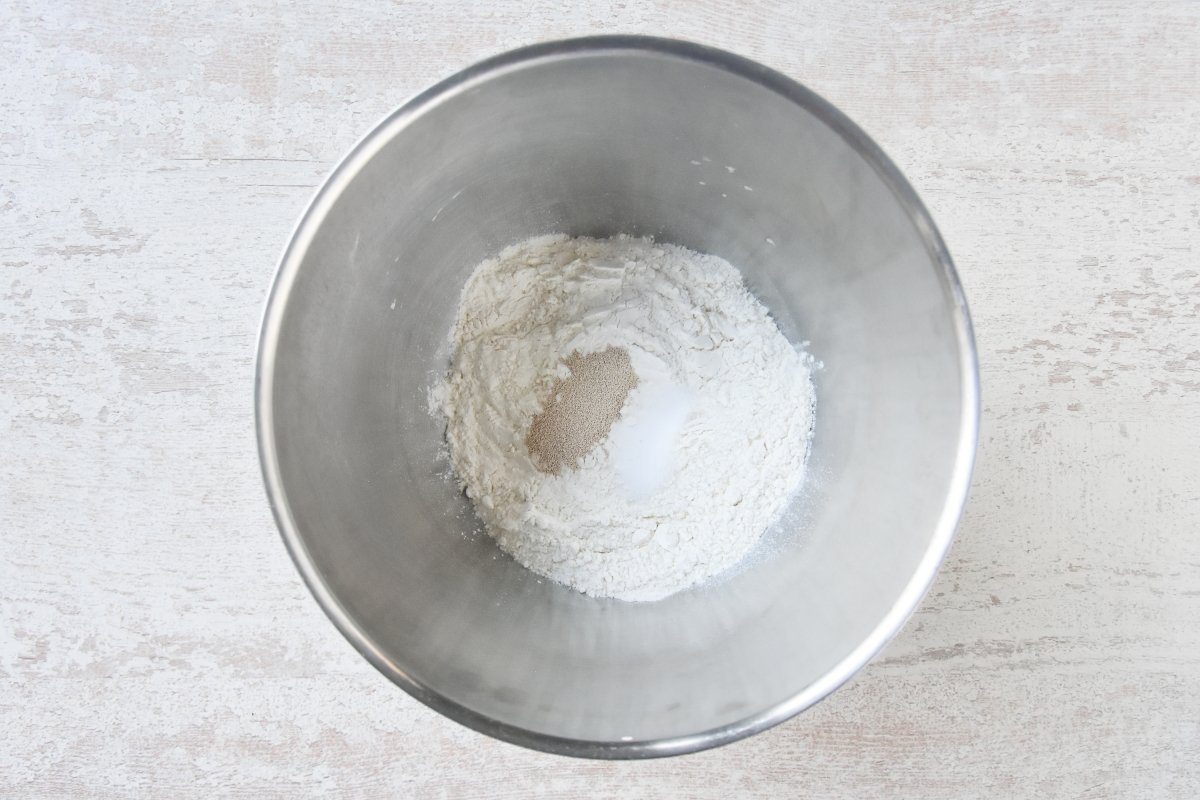 Mezclamos los ingredientes secos del pan de aceitunas