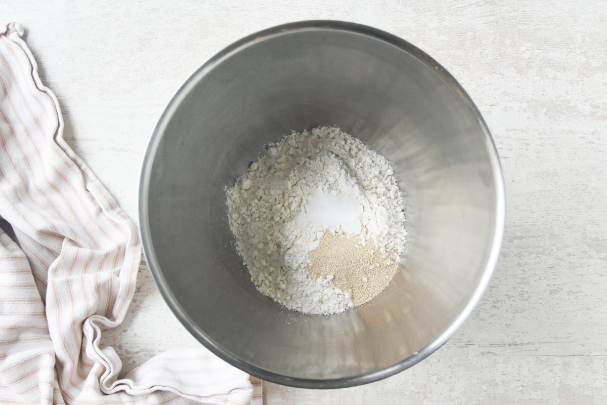 Mezclamos los ingredientes secos para preparar el pan en cocotte
