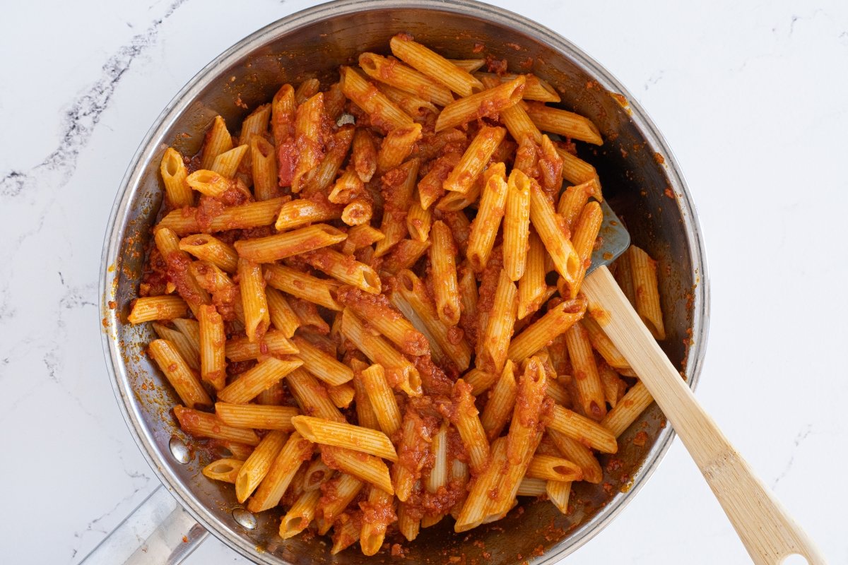 Mezclamos los macarrones con la salsa