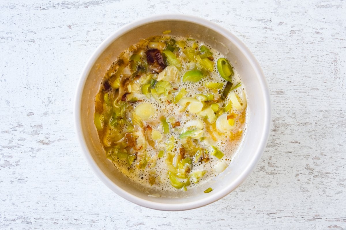 Mezclamos los puerros con el huevo