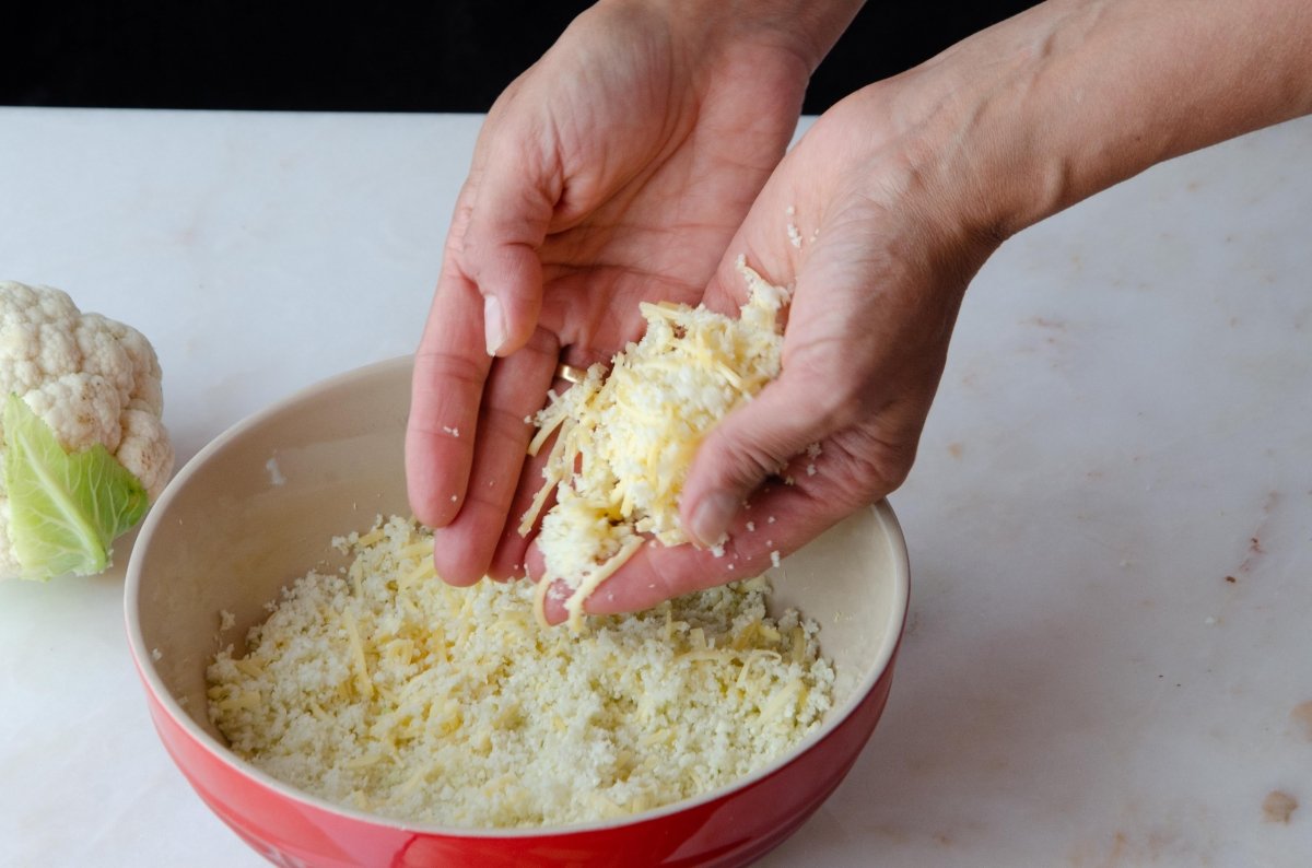 Mezclando coliflor y queso