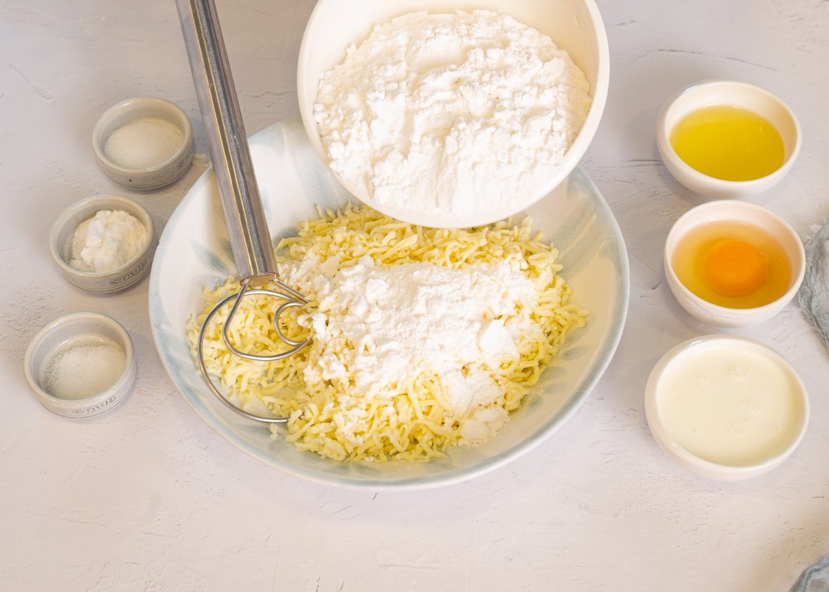 Mezclando el queso con la harina para hacer pan de yuca