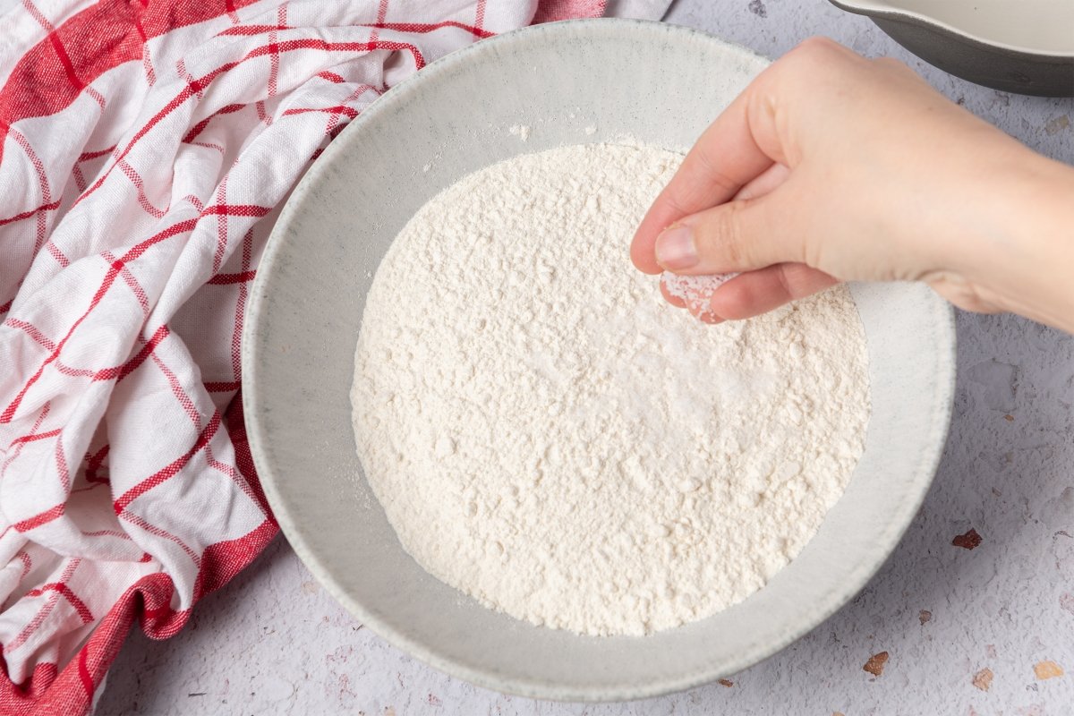Mezclando harina y sal para hacer pizza marinara