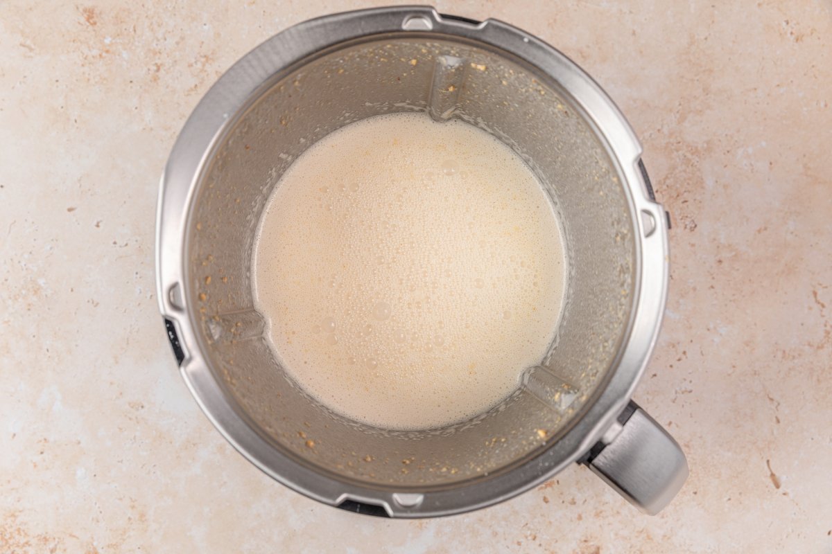 Mezclando ingredientes del flan de turrón en Thermomix