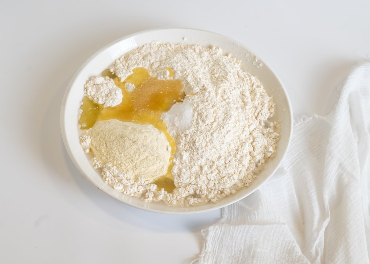 Mezclando ingredientes para hacer pan marroquí