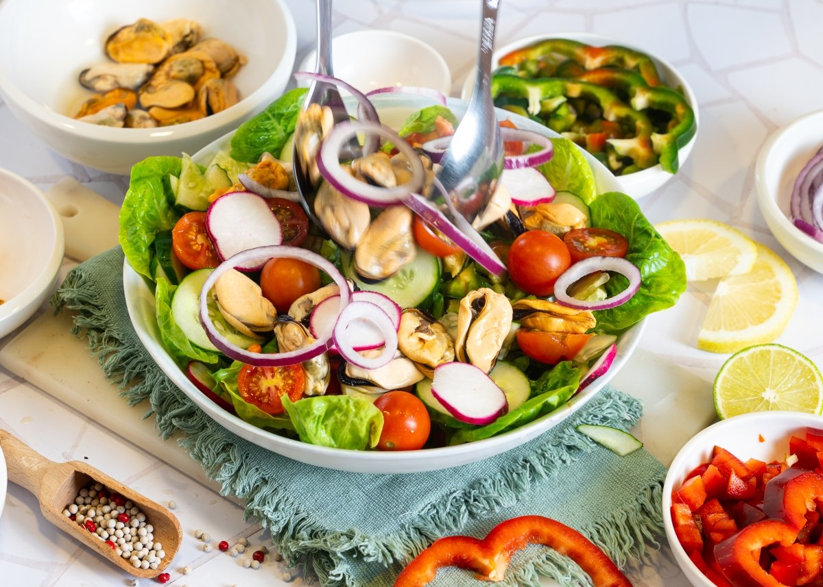 Mezclando la ensalada de mejillones