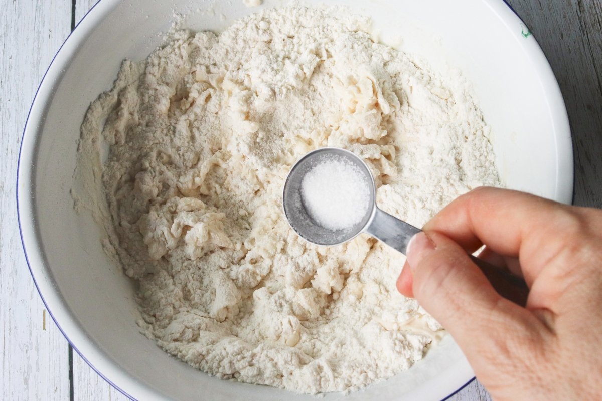 Mezclando la harina en el bol