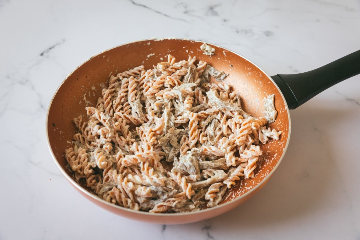 Mezclando la pasta de lentejas con la salsa