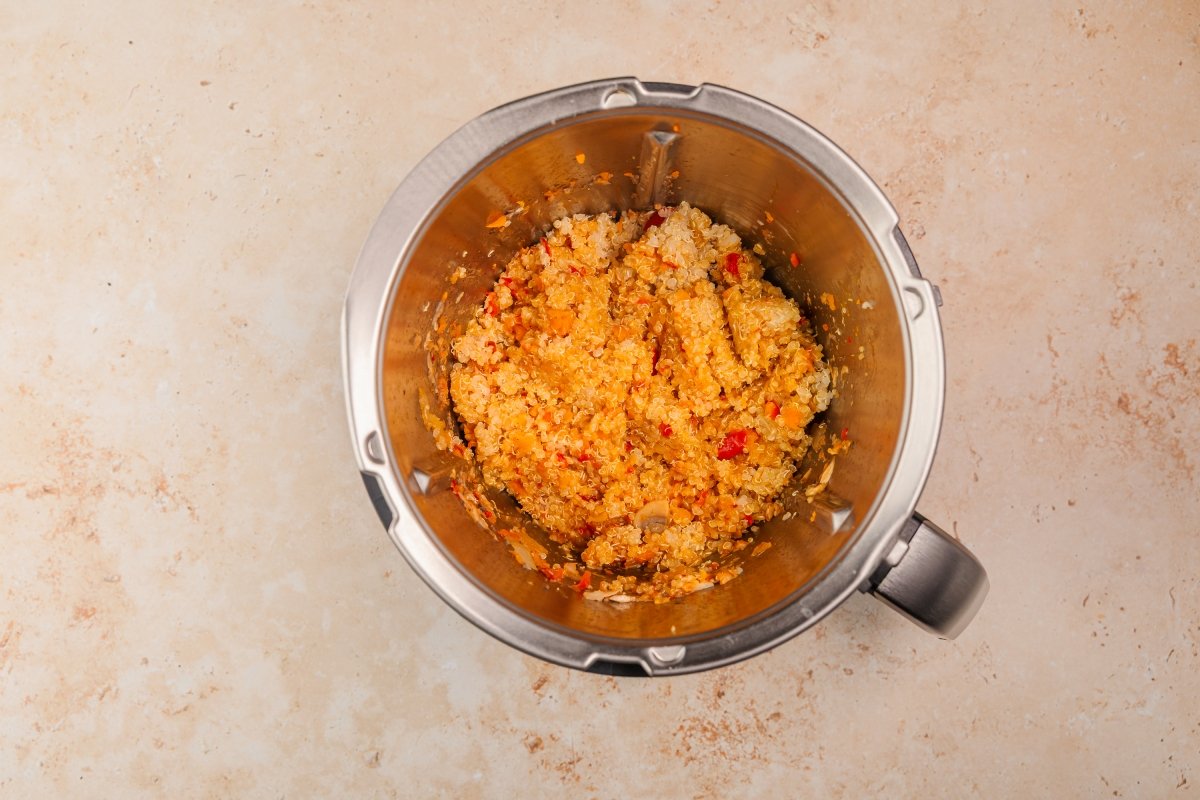 Mezclando la quinoa con verduras en Thermomix