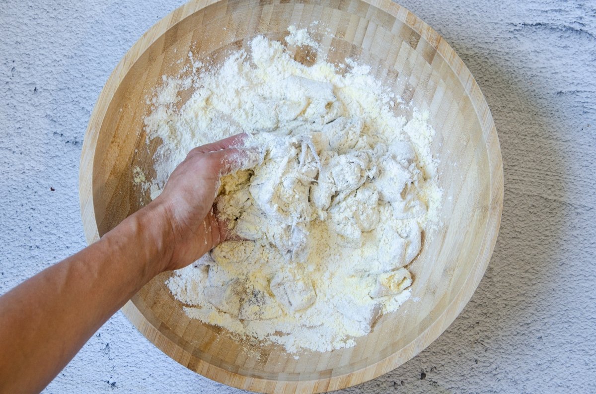 Mezclando los chipirones en harina