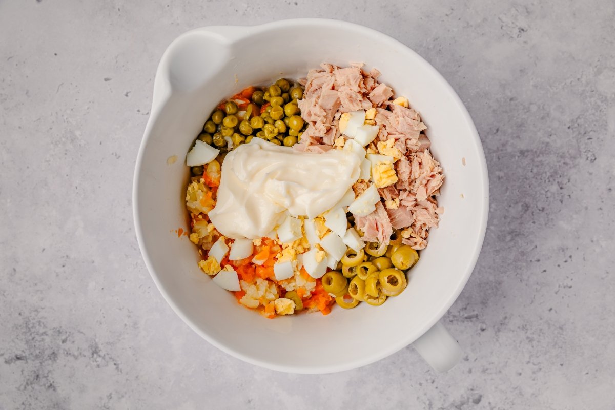 Mezclando los ingredientes de la ensaladilla rusa en Thermomix
