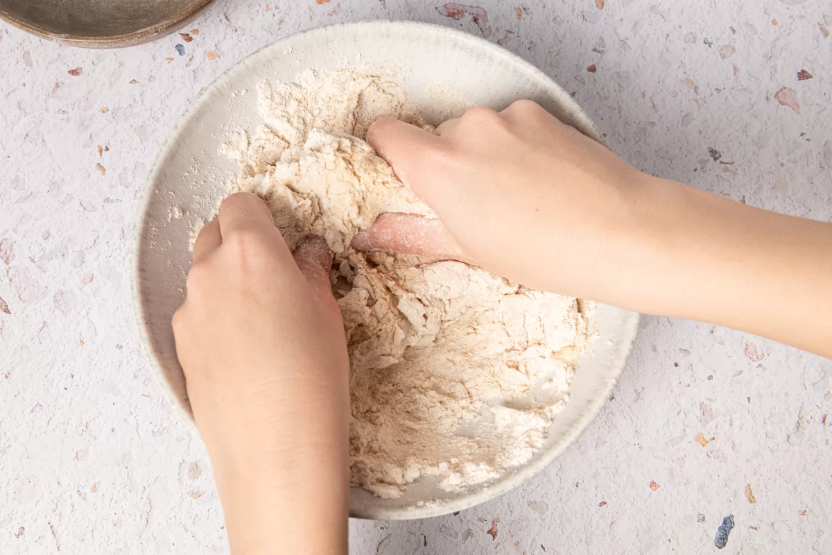 Mezclando los ingredientes de la masa para hacer pan chapati