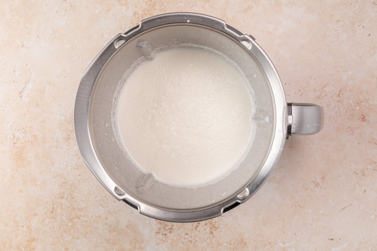 Mezclando los ingredientes del flan de queso en Thermomix